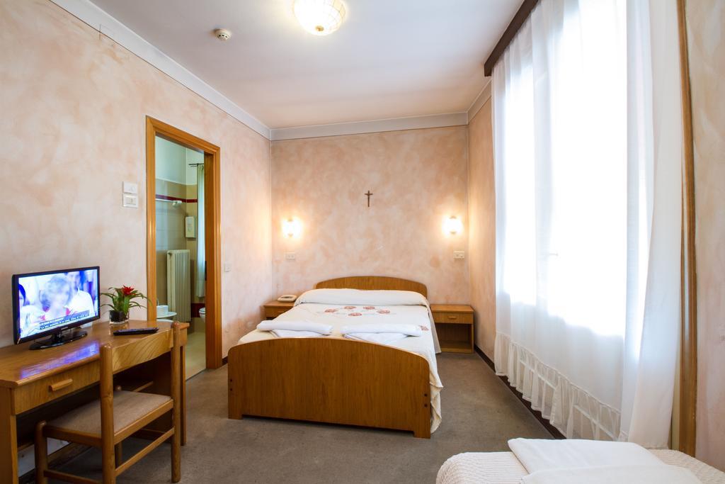 Albergo Ristorante Da Felice Loria Kültér fotó